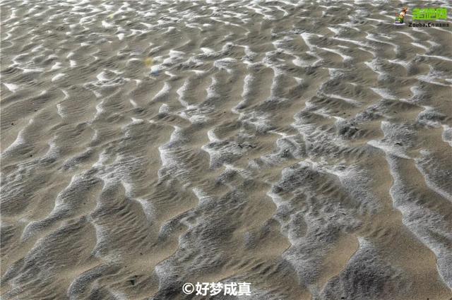 沙漠与湖泊相拥！西藏这片五彩沙丘美到犯规