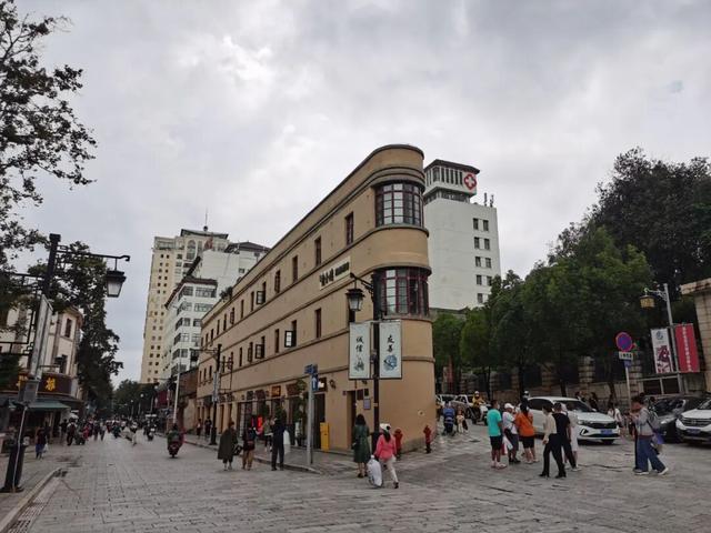 昆明冬日氛围感拉满！跟着香港明星足球队，解锁翠湖海鸥+梧桐黄墙的浪漫剧本