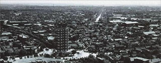 他官至副部，郑州第一任市长	，原国家物资局顾问，曾修建二七广场