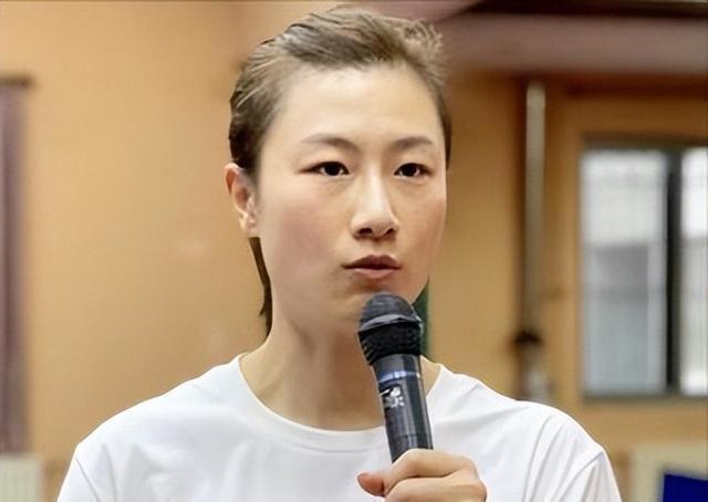 原来他是乒乓球奥运冠军丁宁的父亲	，难怪退役后她能在北京当校长