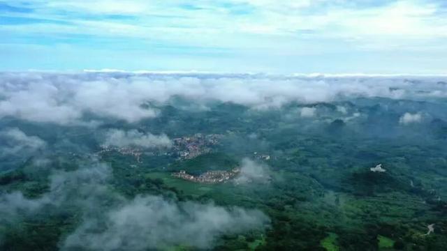 不输昆明！高铁可达20℃暖冬小城，泡温泉晒太阳水果随吃！人少物价低，6元就嗦粉！