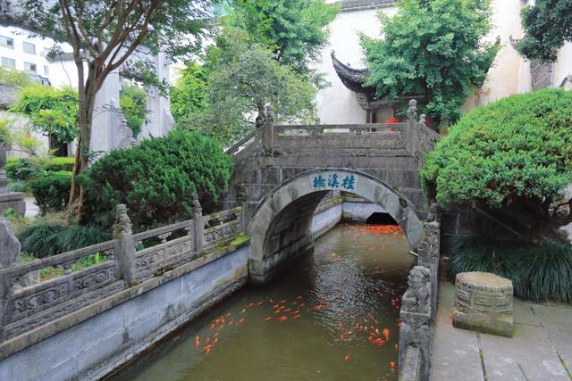 安徽歙县有一座徽商大宅院，雕梁画栋尽显风华，是徽州文化的圣殿