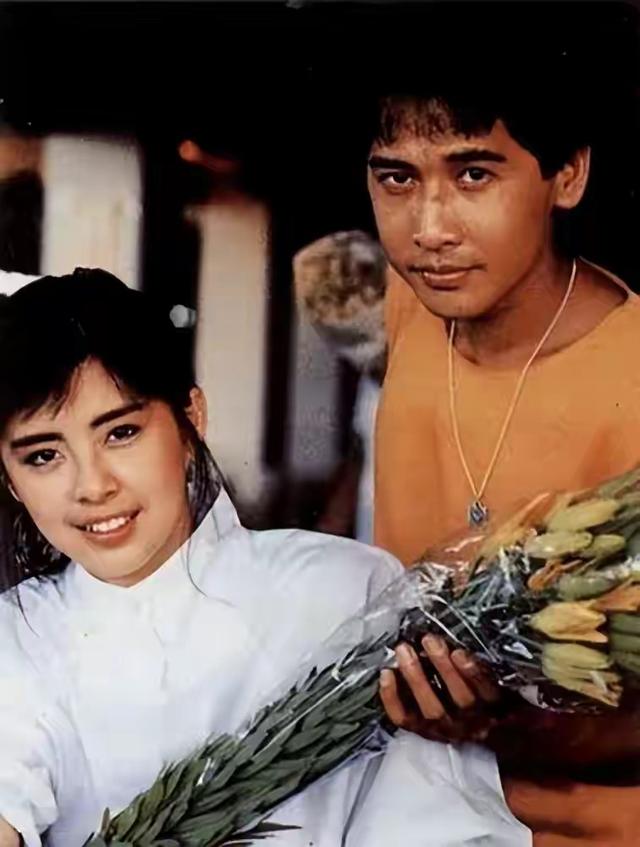 65岁齐秦现状，定居美国，娶小24岁女粉丝为妻，和11岁儿子像爷孙