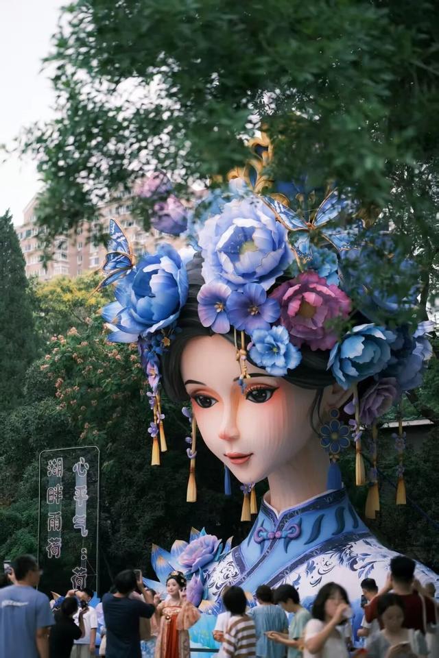 在济南大明湖畔的百年戏楼里品茗听戏，是种什么体验？
