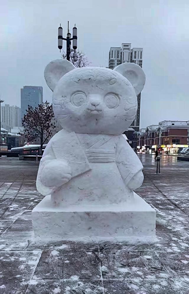 辽宁沈阳：沈阳火车站巨型雪人雪雕已成为市民与游人的热门打卡点