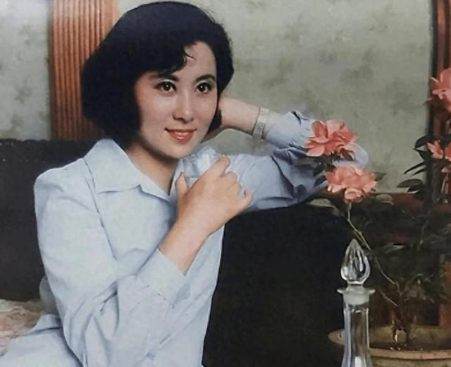 她把丈夫给了“第三者”，自己却带着儿子孤独一生，晚年成设计师