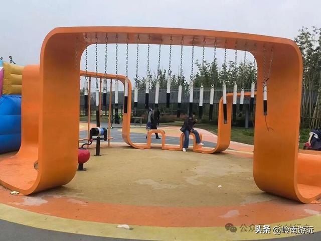 乘上地铁10号线到灞渭桥湿地公园，大片粉黛乱子草等着你打卡！