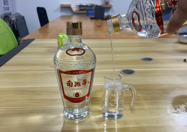 胖东来“自由爱”爆火后，又一白酒引疯抢，100%纯粮仅售128元！