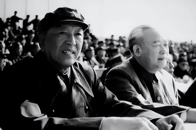 1976年毛主席病逝23天后，华国锋紧急召见耿飚：有些人想要利用我