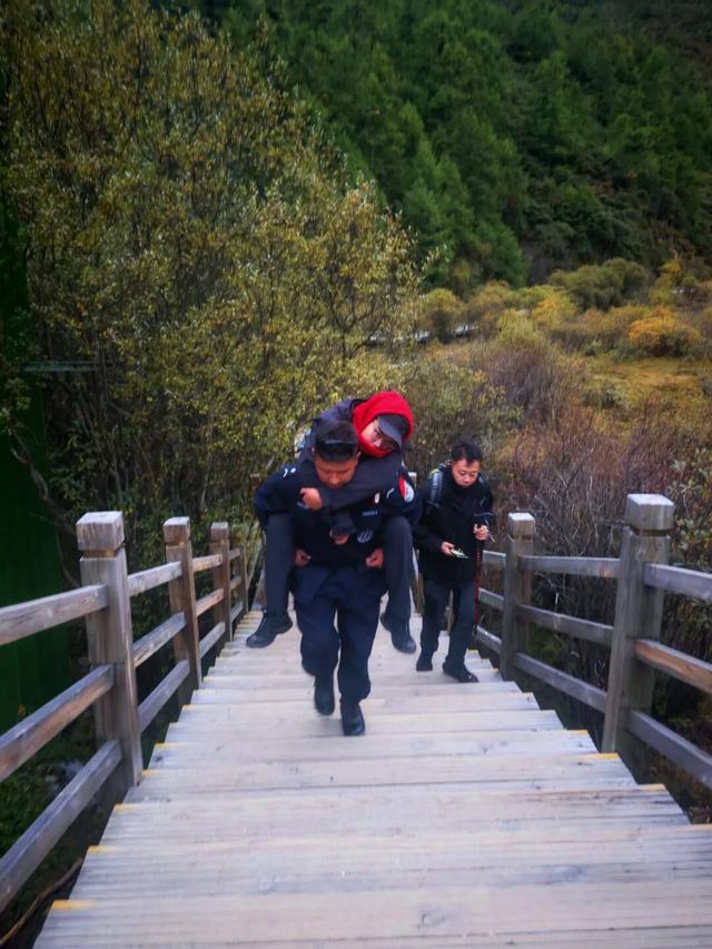 稻城亚丁景区双节服务暖人心，单日接待8360名游客秩序井然