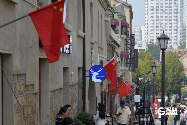 喜迎国庆，青岛历史城区换“红妆”