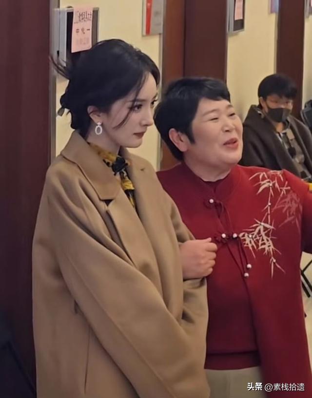 房主任搂着杨幂给女儿录视频，杨幂爽快答应，她激动的要抱杨幂