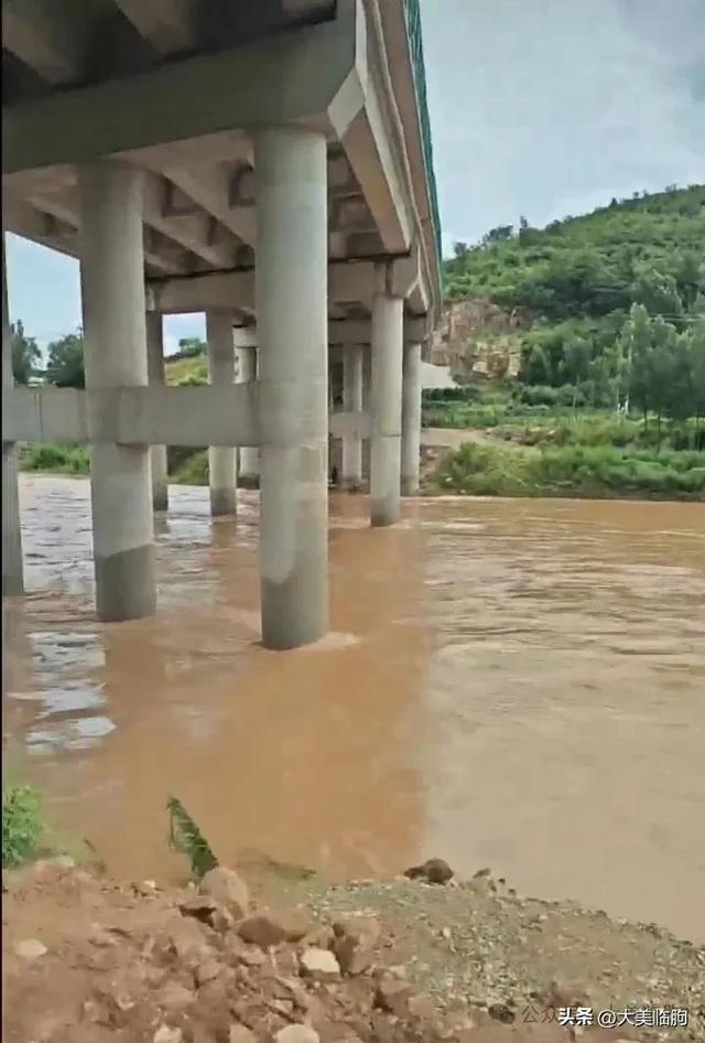 昨天大雨后我们走沿河路逆流而上，看弥河大水