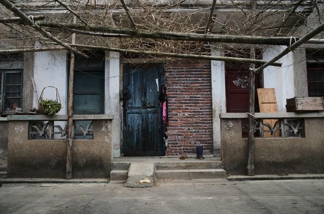 帮美女邻居抓老鼠，我钻进床下，却发现了一地的“玩具”