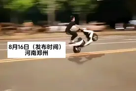 多位鬼火少年半夜骑电摩飙车！当交警面狂炫车技，拖行交警数十米图片