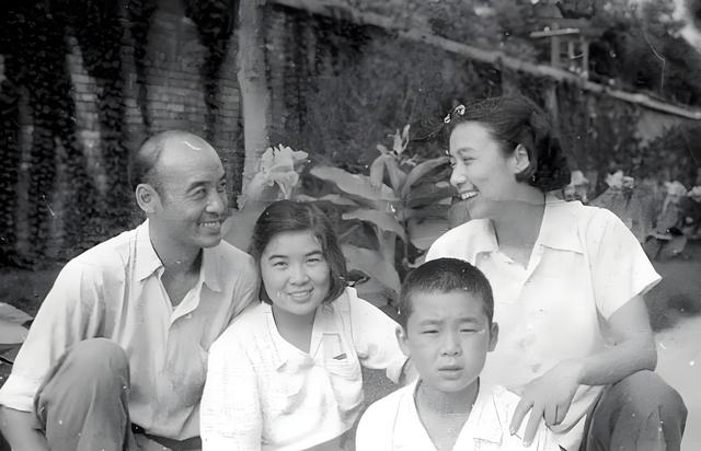 她是烈士的女儿，丈夫去世后，她嫁给大名鼎鼎的姐夫金山