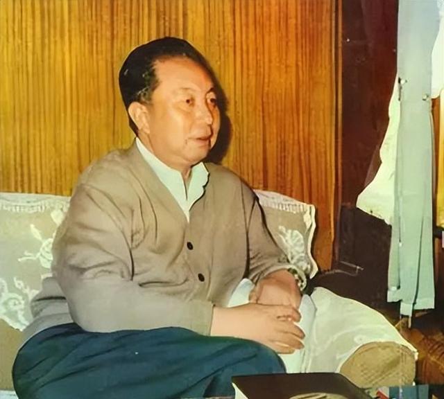 周恩来逝世后谁当总理？毛主席力推一人，此人婉拒：您考虑别人吧