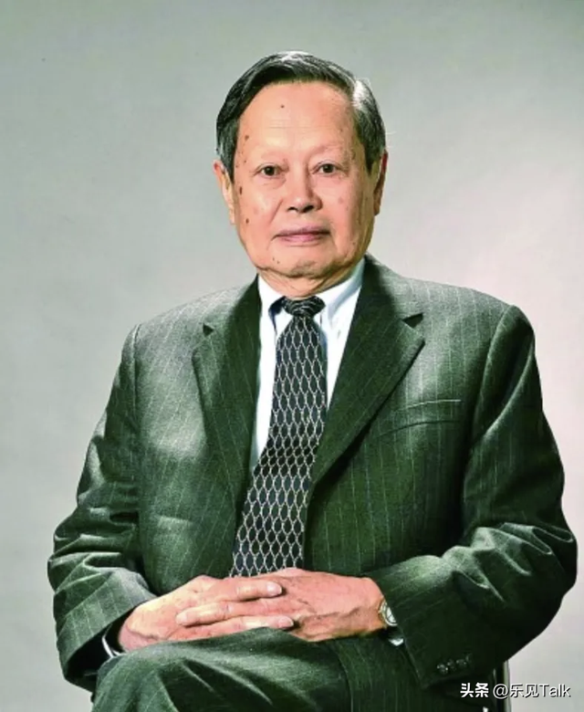 杨振宁葬礼今日举行！遗体覆盖国旗，翁帆站首位，次子杨光宇露面