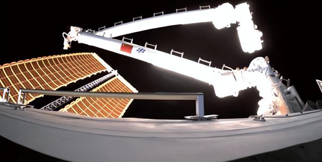 神舟二十号飞船疑似遭撞击！太空碎片有多可怕？神舟二十二待命中