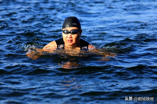哈尔滨藏着个 "光腚岛"？大爷们裸泳百年，城管来了都绕着走