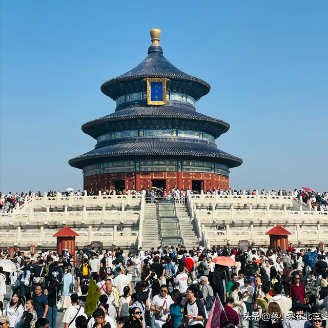 2025年国庆节假期，北京天坛公园发生的真实场景画面，压根走不动