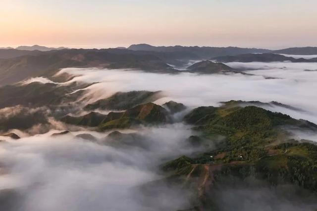 西和云华山：朝看日升云海间 暮观日落染层山