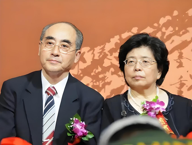 庄则栋临终前照片，最放心不下日本妻子，如今妻子的选择令人泪目