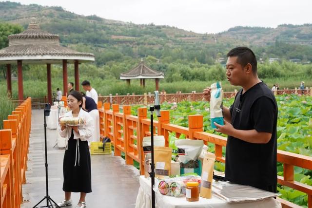畅游晚霞湖 云购西和味——西和农旅直播让美景好物“双线出圈”