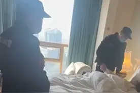女子尾随客人闯入客房上床就睡，男宾客一头雾水报警求助；警方：已介入调查图片