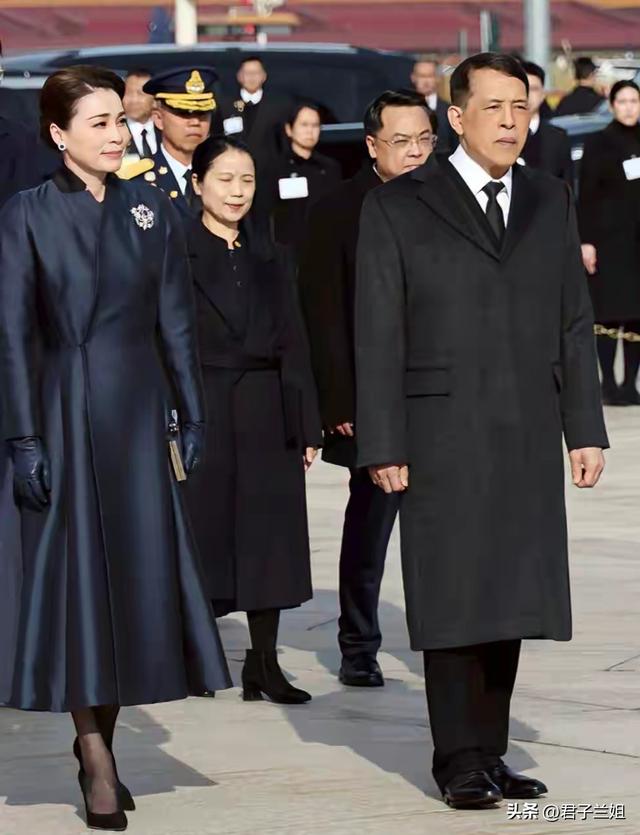 苏提达王后太稳了！脚踩10公分细高跟在北京献花，下梯步赛若平地