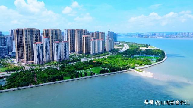 中国这座城市，GDP超万亿却没有地铁，凭啥让游客来了就不想走？