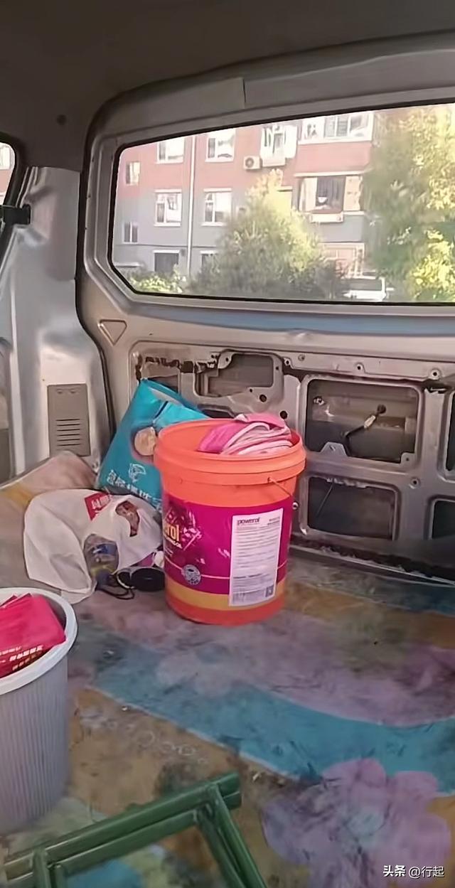 鹤岗13岁女孩凌晨卖鸭蛋惹争议，妈妈晒出“豪车”回应！