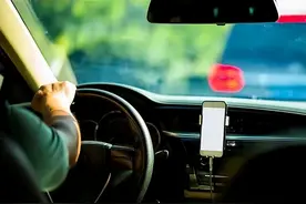 上海一乘客搭网约车打翻奶茶遭司机索赔3000多元，法院判赔1372元，律师解读图片
