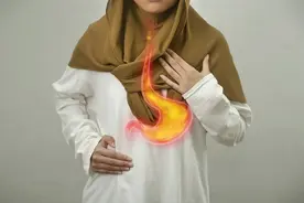 反流性食管炎，一旦出现这3种症状，真的不能再拖了！图片