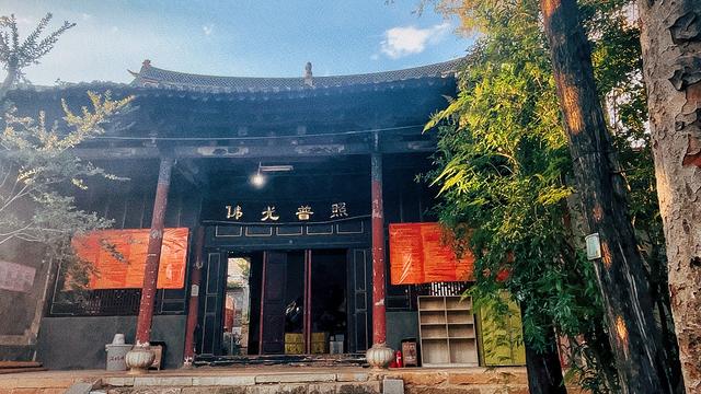 云南800年黄龙寺，方丈卖佛珠1.8亿修缮佛寺，20度的避暑胜地