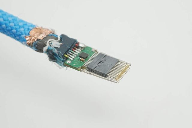 兼顾240W快充和40Gbps高速传输，异泽磁吸编织数据线拆解