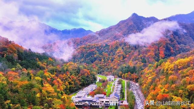 四川交通奇特的县，建双高铁站便利邻县和乡镇，绝色美景有吸引力