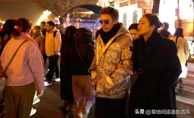 59岁的巩俐和77岁丈夫北京街头游客照，幸福又温馨的样子！ ​​​