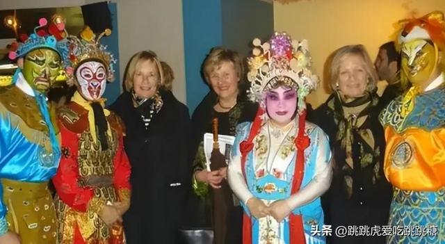 吃里扒外、永不回国？带30名演员留美不归，如今年过花甲归来