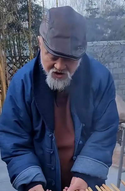 不顾医生劝阻每天2包烟，顿顿8两白酒的演员李琦，如今变成啥样