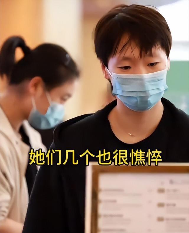国乒夺冠后回国，恶心一幕发生，王楚钦气得直摇头，没人笑得出来