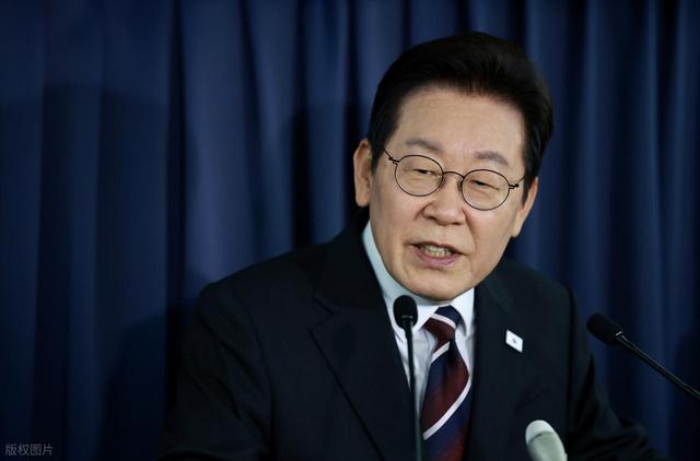 李在明没让中方失望！赶在飞机降落美国前，对特朗普泼了一盆冷水