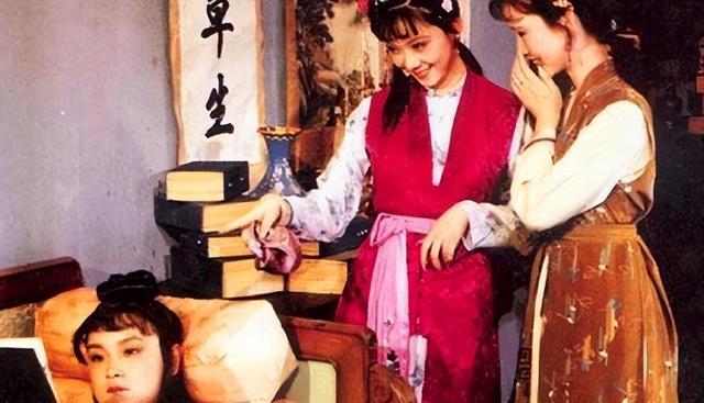 古代夫妻同房时，为何让丫环守在床边？难道他们不尴尬吗？