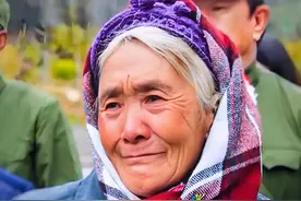 烈士牺牲留巨额债务，妻子11年才还清，28年后贷款2000千里祭亡夫图片