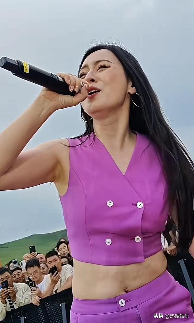 原相机下的唐艺，胖胖的有点老脸上有褶皱	，可她的努力却值得赞扬