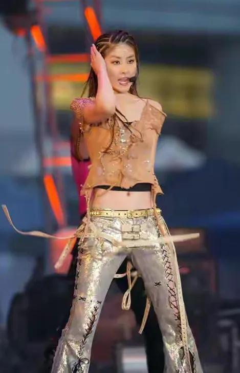 陈慧琳演唱会穿三角裤衩,五十多了合适吗?