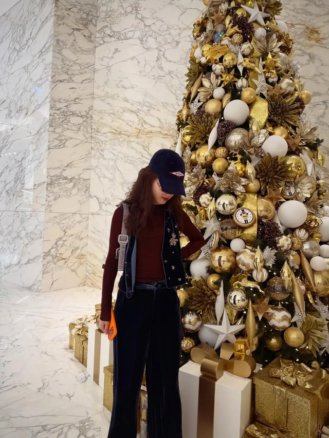 31岁章泽天现身迪拜，2万块穿搭被嘲“奶奶装	”，住5位数一晚酒店