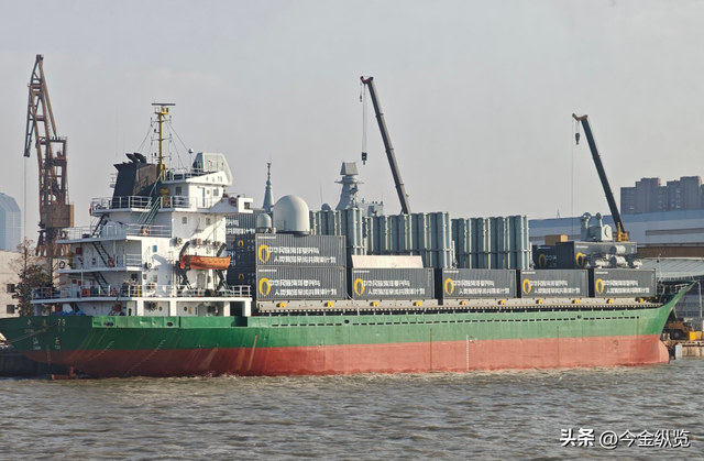 解放军新招！货轮秒变武库舰	，千艘导弹齐射，海战格局恐将大变？