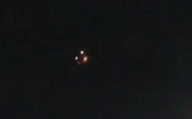 飞机遭遇银色不明飞行物,悬在半空中,离机翼很近