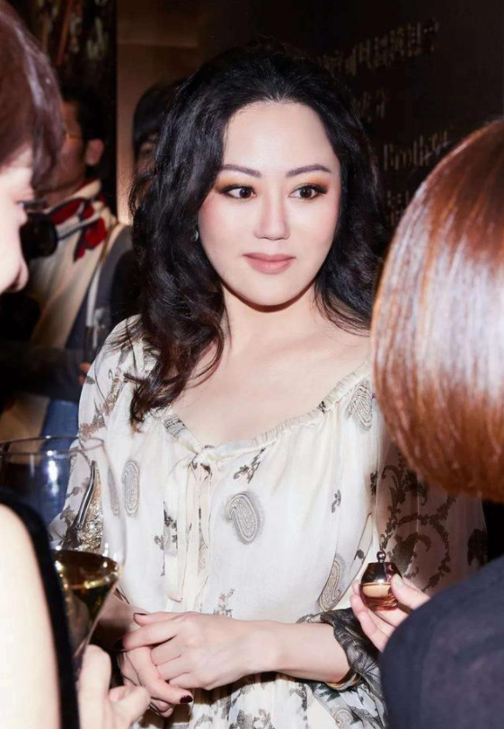 看了62岁的章小蕙，我悟了：衣不松、发要卷，珠圆玉润才贵气